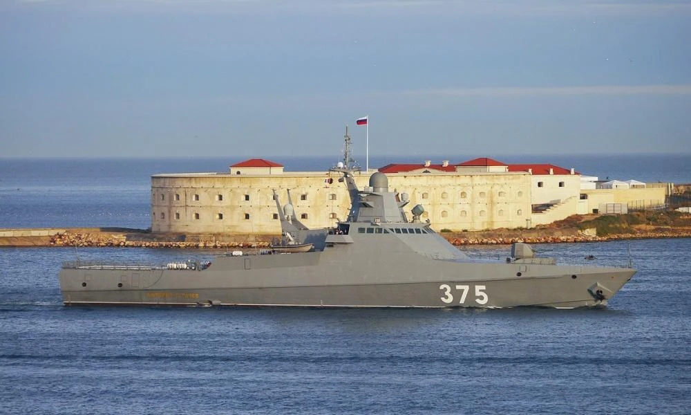 Καταστροφή! Νέα ρωσική φρεγάτα εθεάθη να ρυμουλκείται μετά την ουκρανική επίθεση στην Σεβαστούπολη-Καπνός ανυψώνεται πάνω της! (Εικόνα)